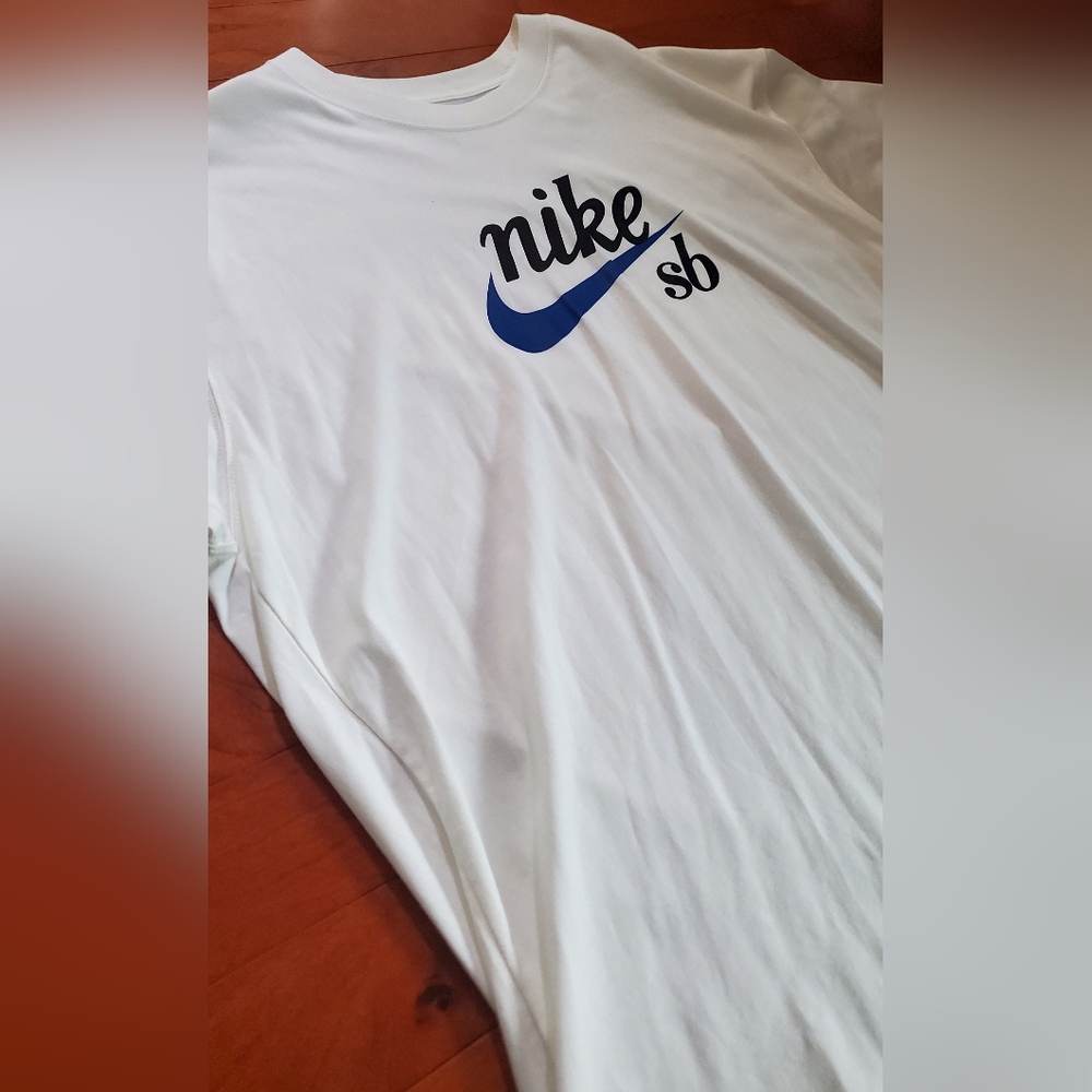 Nike SB White and Blue Short Sleeve Tee NWOT - Picture 3 of 3